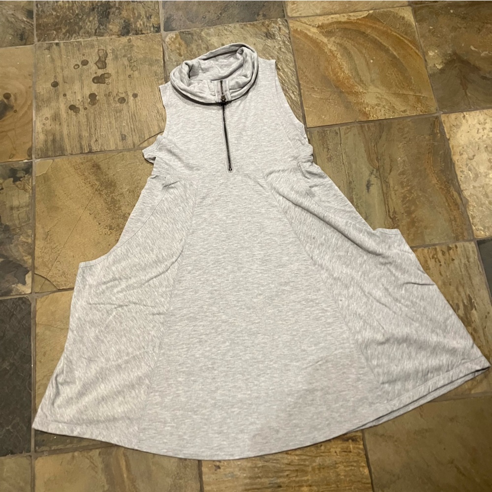 Dakine Sleeveless Gray Cowl Neck Dress. Zip up collar.  Large pockets!  EUC!